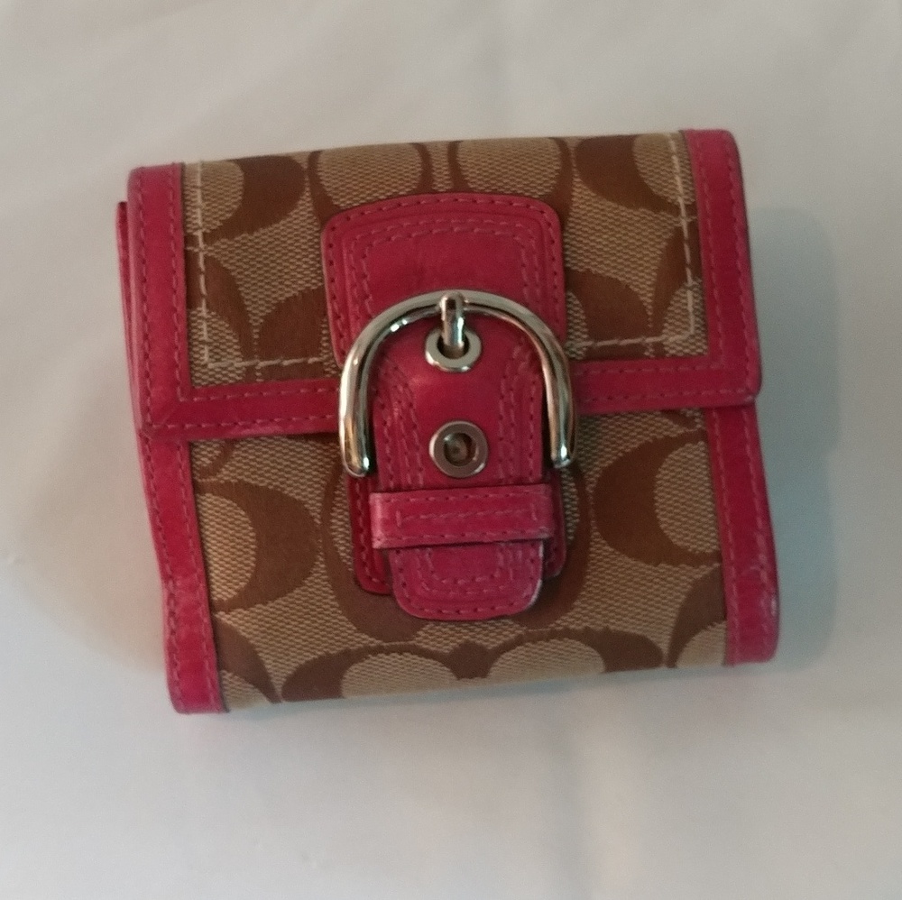 Coach signature wallet-buckle front-Pink Trim